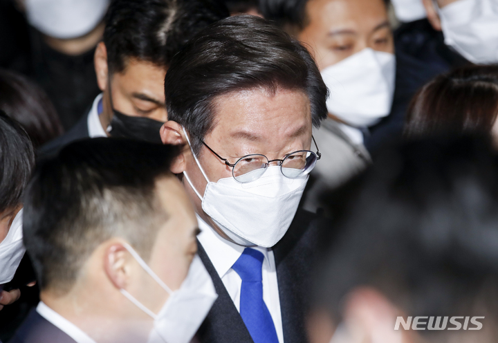 [성남=뉴시스] 정병혁 기자 = 이재명 더불어민주당 후보가 10일 오전 경기 성남시 분당구에 위치한 자택을 나서고 있다. 2022.03.10. jhope@newsis.com