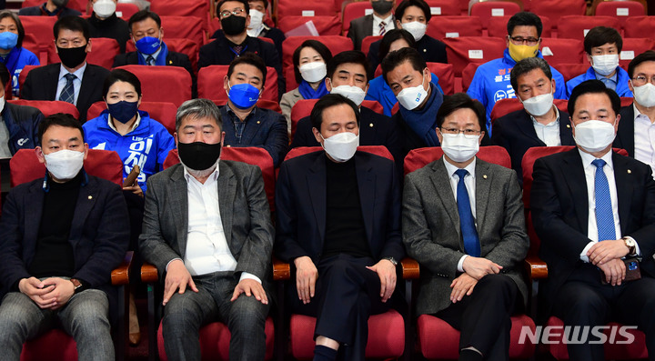 [서울=뉴시스] 최동준 기자 = 10일 서울 여의도 국회 의원회관에 마련된 더불어민주당 선거상황실에서 의원들이 윤석열 국민의힘 후보의 당선유력이 발표된 후 침울한 표정을 짓고 있다. (공동취재사진) 2022.03.09. photo@newsis.com