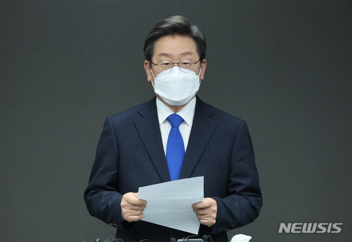 [서울=뉴시스] 최동준 기자 = 이재명 더불어민주당 대선 후보가 10일 새벽 서울 여의도 중앙당사에서 대선 패배 승복 소감을 말하고 있다. (공동취재사진) 2022.03.10. photo@newsis.com