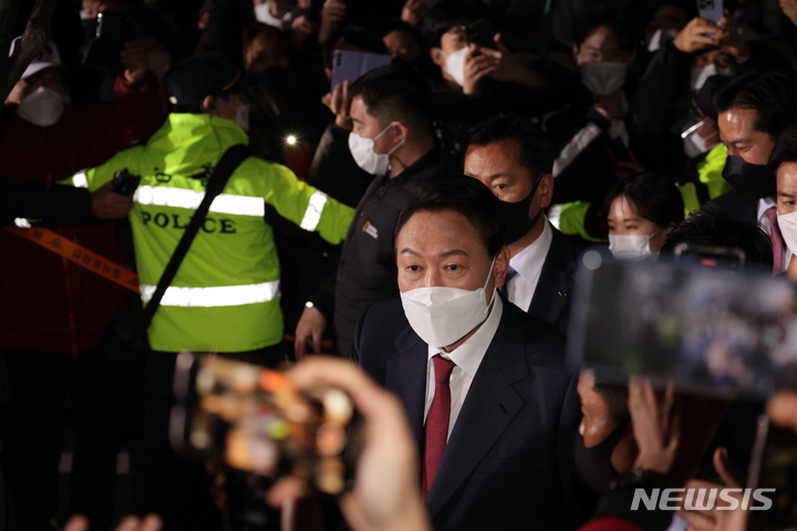 [서울=뉴시스] 백동현 기자 = 윤석열 제20대 대통령 당선인이 10일 새벽 밝은 표정으로 서울 서초구 자택을 나서고 있다. (공동취재사진) 2022.03.10. photo@newsis.com