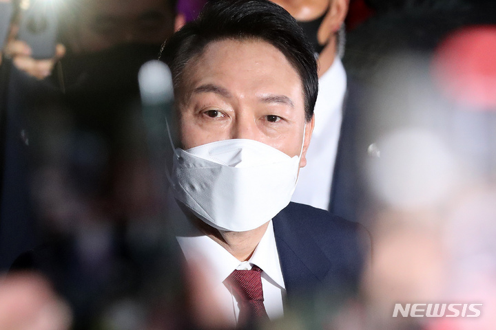 [서울=뉴시스] 백동현 기자 = 윤석열 제20대 대통령 당선인이 10일 새벽 서울 서초구 자택을 나서고 있다. 2022.03.10. livertrent@newsis.com