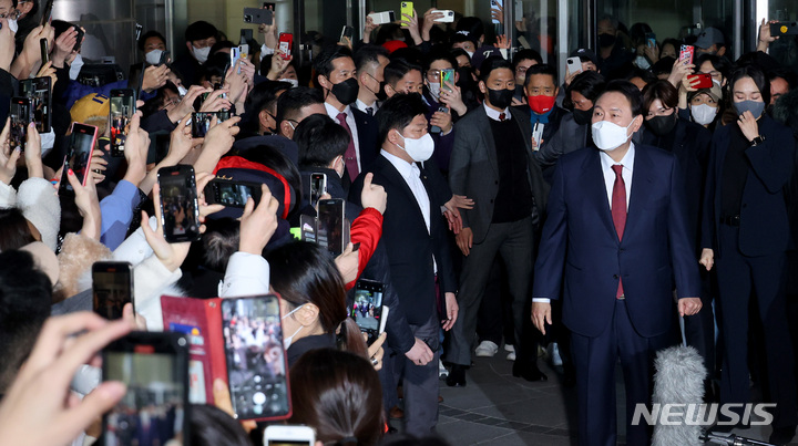 [서울=뉴시스] 백동현 기자 = 윤석열 제20대 대통령 당선인이 10일 새벽 서울 서초구 자택을 나서고 있다. 2022.03.10. livertrent@newsis.com