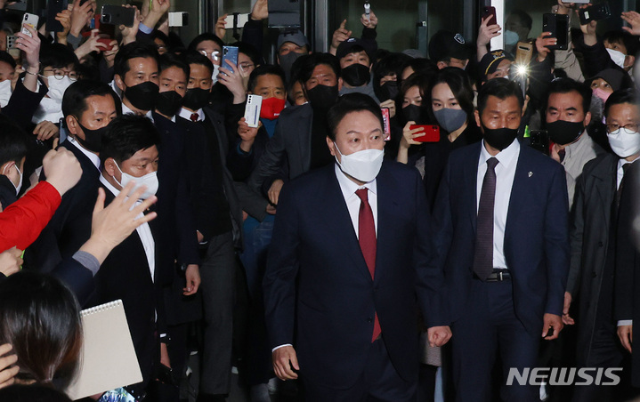 [서울=뉴시스] 백동현 기자 = 윤석열 제20대 대통령 당선인이 10일 새벽 서울 서초구 자택을 나서고 있다. 2022.03.10. livertrent@newsis.com