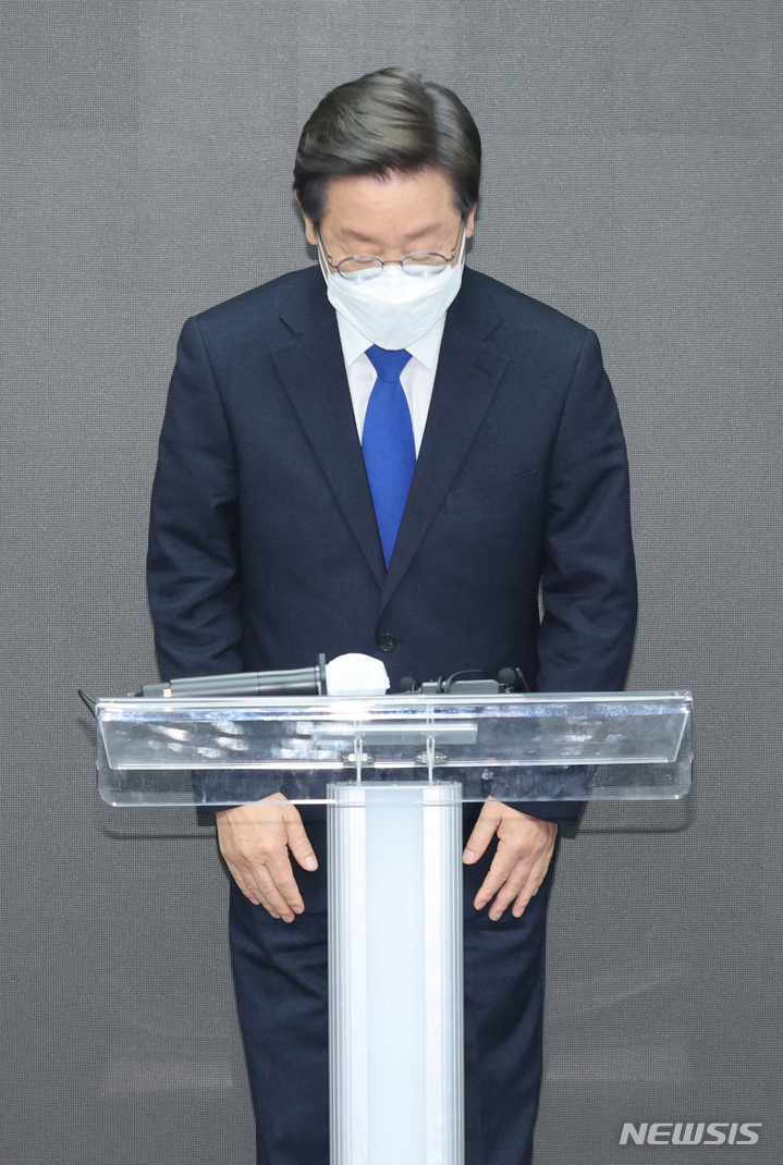 [서울=뉴시스] 최동준 기자 = 이재명 더불어민주당 대선 후보가 10일 새벽 서울 여의도 중앙당사에서 대선 패배 승복 기자회견을 마치고 인사하고 있다. (공동취재사진) 2022.03.10. photo@newsis.com