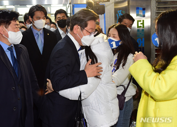 [서울=뉴시스] 최동준 기자 = 이재명 더불어민주당 대선 후보가 10일 새벽 서울 여의도 중앙당사에서 대선 패배 승복 기자회견을 마치고 지지자와 인사하고 있다. (공동취재사진) 2022.03.10. photo@newsis.com