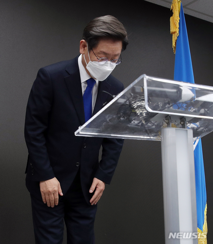 [서울=뉴시스] 최동준 기자 = 이재명 더불어민주당 대선 후보가 10일 새벽 서울 여의도 중앙당사에서 대선 패배 승복 기자회견을 하고 있다. (공동취재사진) 2022.03.10. photo@newsis.com