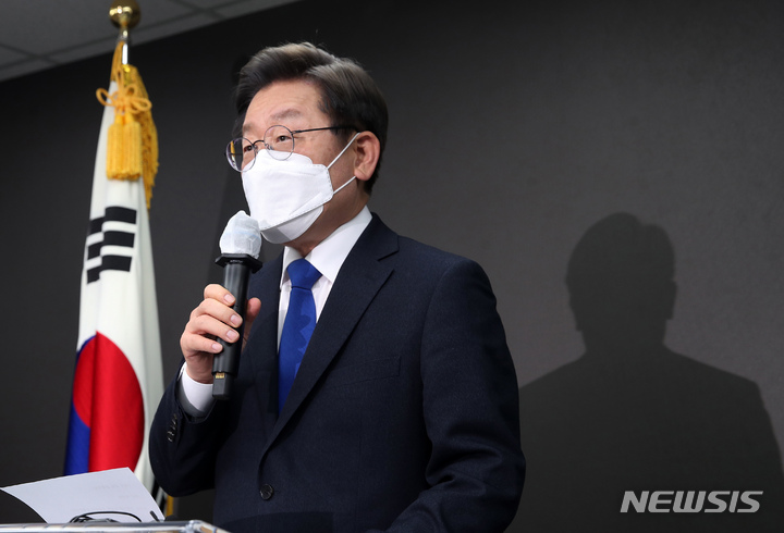 [서울=뉴시스] 최동준 기자 = 이재명 더불어민주당 대선 후보가 10일 새벽 서울 여의도 중앙당사에서 대선 패배 승복 기자회견을 하고 있다. (공동취재사진) 2022.03.10. photo@newsis.com