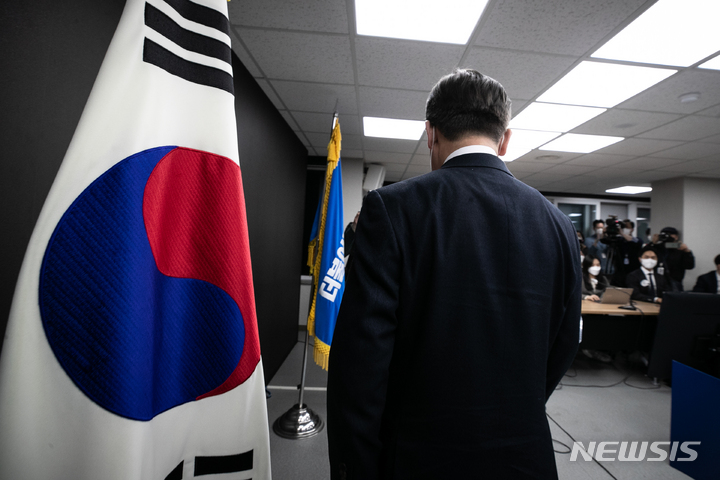 [서울=뉴시스] 최동준 기자 = 이재명 더불어민주당 대선 후보가 10일 새벽 서울 여의도 중앙당사에서 대선 패배 승복 기자회견에 입장하고 있다. (공동취재사진) 2022.03.10. photo@newsis.com