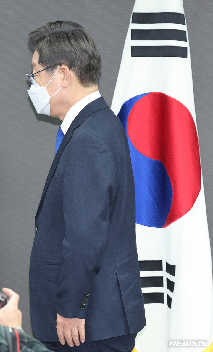 [서울=뉴시스] 최동준 기자 = 이재명 더불어민주당 대선 후보가 10일 새벽 서울 여의도 중앙당사에서 대선 패배 승복 기자회견을 마치고 이동하고 있다. (공동취재사진) 2022.03.10. photo@newsis.com
