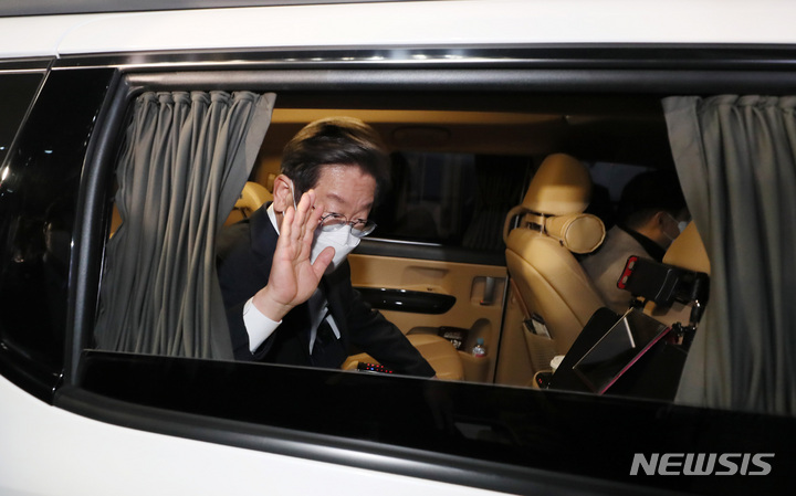 [서울=뉴시스] 최동준 기자 = 이재명 더불어민주당 대선 후보가 10일 새벽 서울 여의도 중앙당사에서 대선 패배 승복 기자회견을 마치고 이동하고 있다. (공동취재사진) 2022.03.10. photo@newsis.com