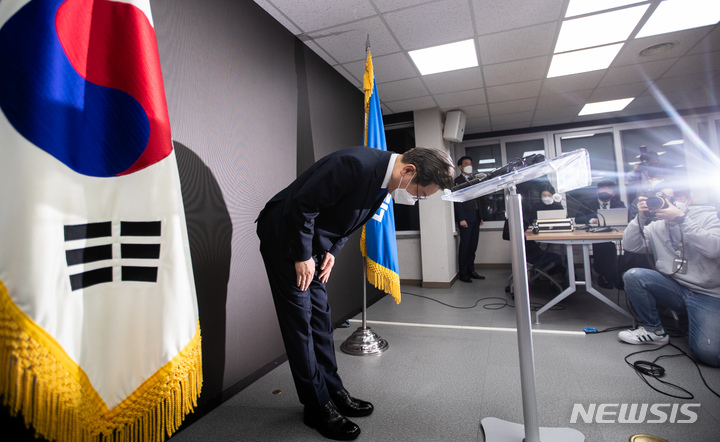 [서울=뉴시스] 최동준 기자 = 이재명 더불어민주당 대선 후보가 10일 새벽 서울 여의도 중앙당사에서 대선 패배 승복 기자회견에서 인사를 하고 있다. (공동취재사진) 2022.03.10. photo@newsis.com