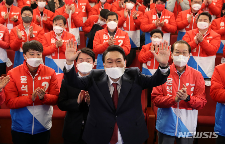 [서울=뉴시스] 전신 기자 = 윤석열 대통령 당선인이 10일 서울 여의도 국회 도서관에 마련된 개표상황실을 찾아 당선 세리머니를 하고 있다. 2022.03.10. photo1006@newsis.com