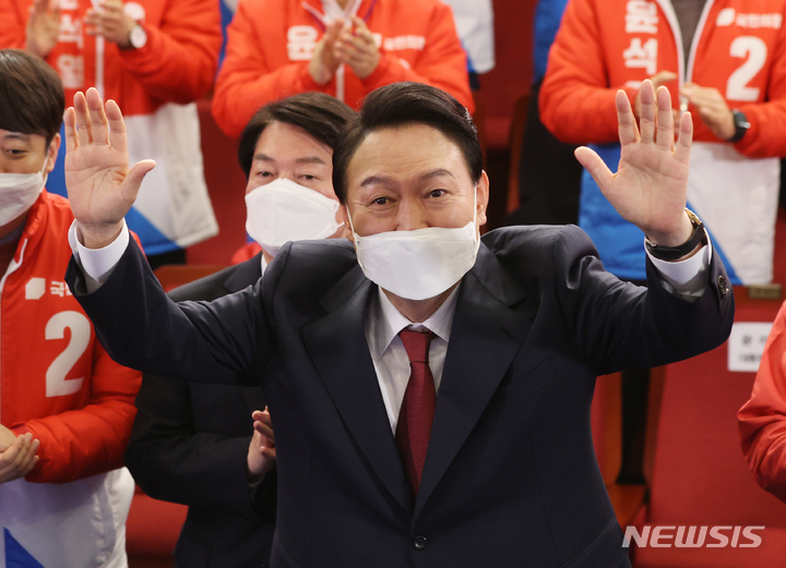 [서울=뉴시스] 전신 기자 = 윤석열 대통령 당선인이 10일 서울 여의도 국회 도서관에 마련된 개표상황실을 찾아 당선 세리머니를 하고 있다. 2022.03.10. photo1006@newsis.com