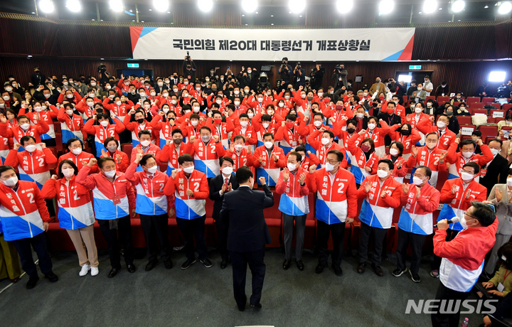 [서울=뉴시스] 전신 기자 = 윤석열 대통령 당선인이 10일 서울 여의도 국회 도서관에 마련된 개표상황실을 찾아 당선 세리머니를 하고 있다. 2022.03.10. photo1006@newsis.com
