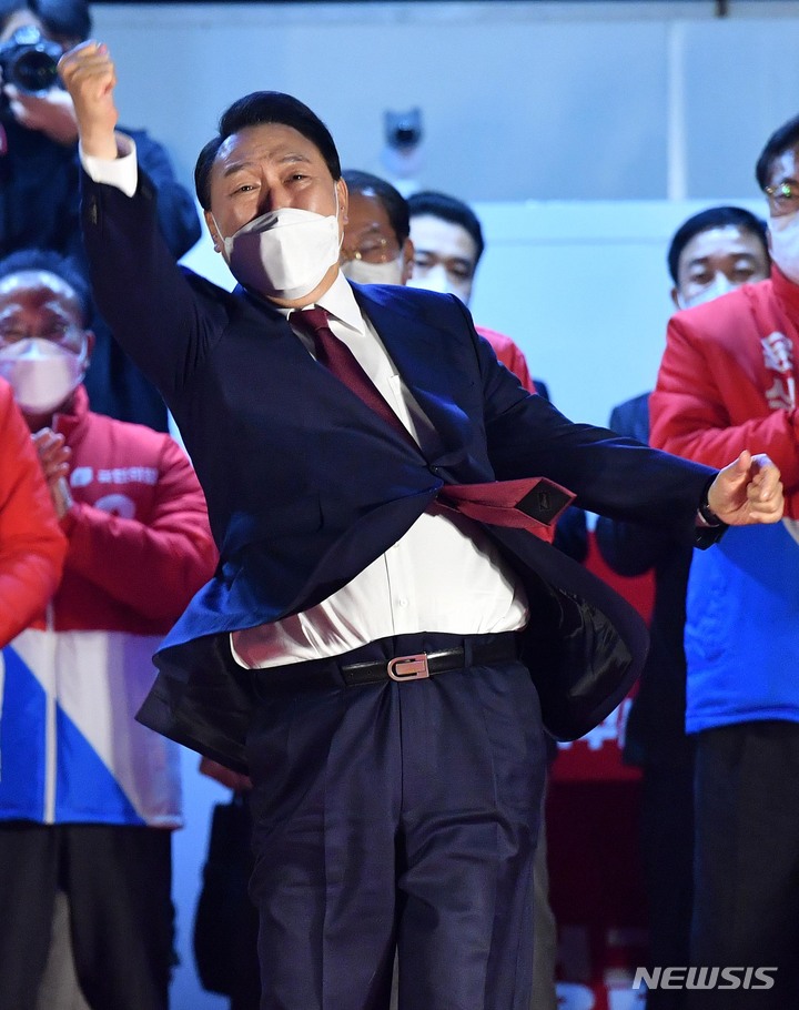 [서울=뉴시스] 전신 기자 = 윤석열 제20대 대통령 당선인이 10일 새벽 서울 여의도 국민의힘 당사 앞에서 지지자들에게 인사를 하고 있다. (공동취재사진) 2022.03.10. photo@newsis.com
