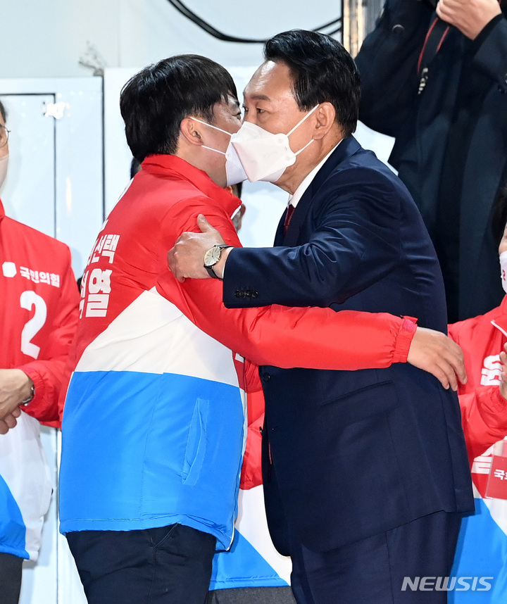 [서울=뉴시스] 전신 기자 = 윤석열 대통령 당선인이 10일 새벽 서울 여의도 국민의힘 당사 앞에서 이준석 대표와 포옹하고 있다. (공동취재사진) 2022.03.10. photo@newsis.com