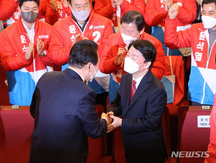 [서울=뉴시스] 전신 기자 = 윤석열 대통령 당선인이 10일 서울 여의도 국회 도서관에 마련된 개표상황실을 찾아 안철수 국민의당 대표와 인사하고 있다. (공동취재사진) 2022.03.10. photo@newsis.com
