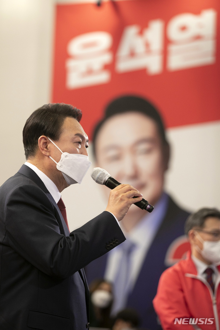 [서울=뉴시스] 김선웅 기자 = 윤석열 대통령 당선인이 20대 대통령선거 당선이 확정된 10일 오전 서울 여의도 국회 도서관에 마련된 국민의힘 개표상황실을 찾아 당선 소감을 말하고 있다. (공동취재사진) 2022.03.10. photo@newsis.com