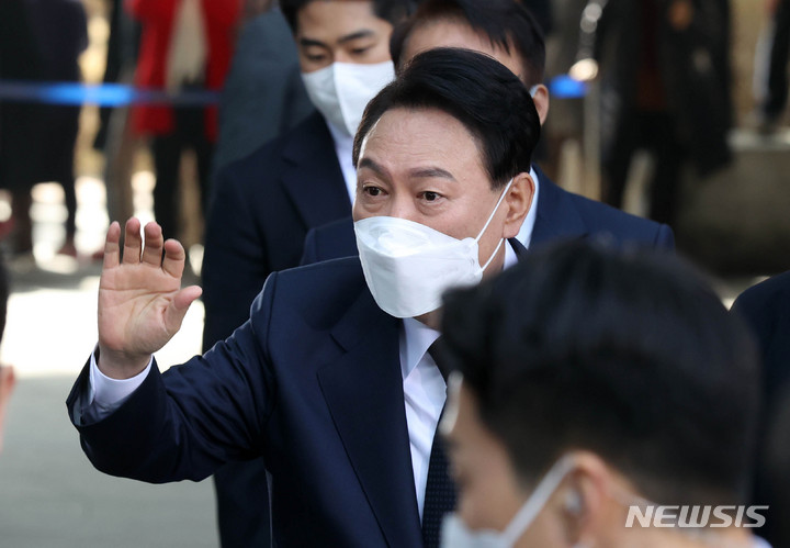 [서울=뉴시스] 고범준 기자 = 윤석열 제20대 대통령 당선인이 당선 후 첫 공식 일정으로 국립서울현충원 참배를 위해 10일 오전 서울 서초구 자택을 나서고 있다. 2022.03.10. bjko@newsis.com