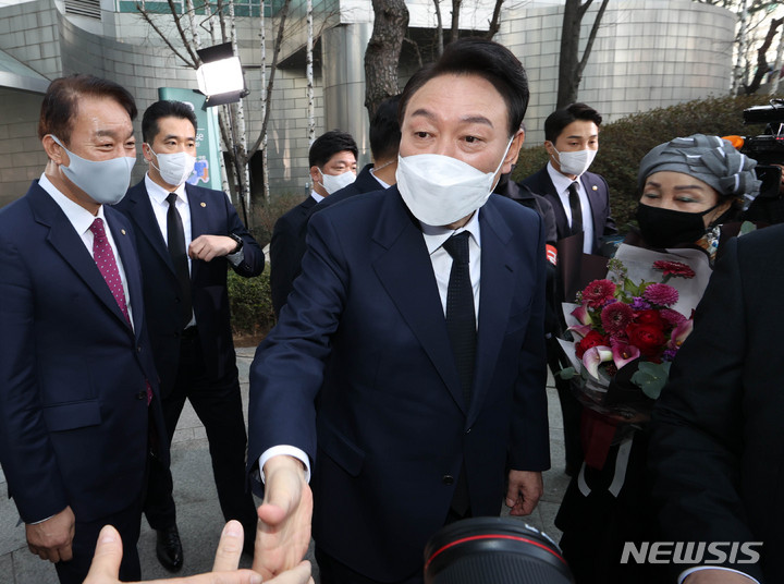 [서울=뉴시스] 고범준 기자 = 윤석열 제20대 대통령 당선인이 당선 후 첫 공식 일정으로 국립서울현충원 참배를 위해 10일 오전 서울 서초구 자택을 나서며 지지자들과 인사를 하고 있다. 2022.03.10. bjko@newsis.com