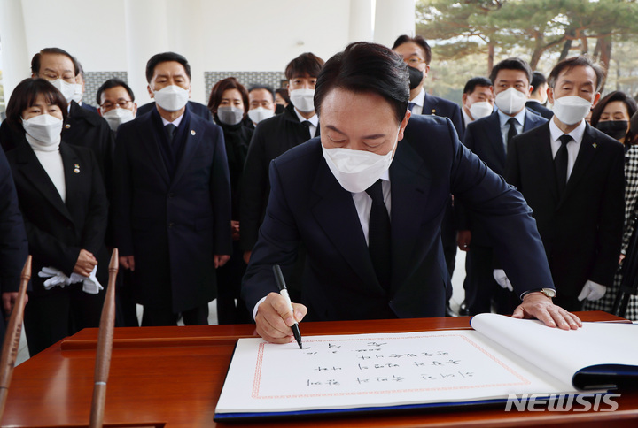 [서울=뉴시스] 국회사진기자단 = 윤석열 대통령 당선인이 10일 서울 동작구 국립서울현충원을 참배 후 방명록을 작성하고 있다. 2022.03.10. photo@newsis.com