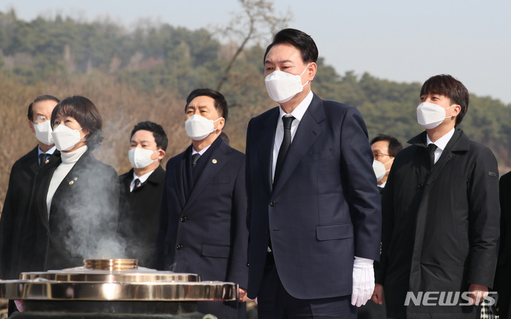 [서울=뉴시스] 국회사진기자단 = 윤석열 대통령 당선인이 10일 서울 동작구 국립서울현충원을 참배하고 있다. 2022.03.10. photo@newsis.com