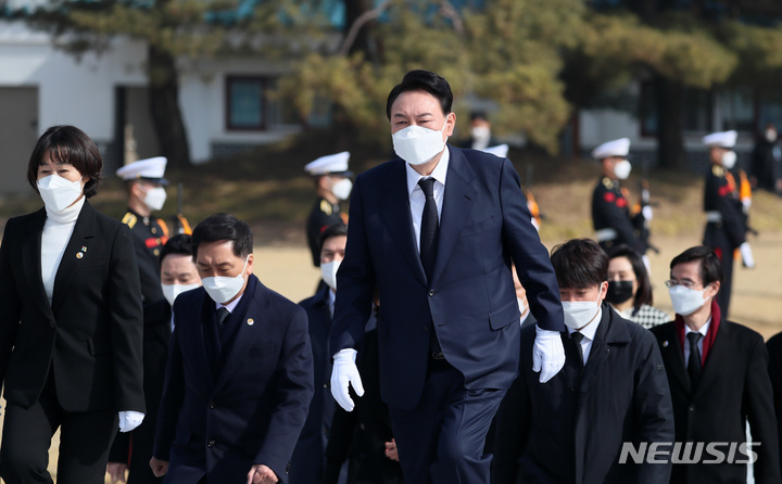 [서울=뉴시스] 국회사진기자단 = 윤석열 대통령 당선인이 10일 서울 동작구 국립서울현충원을 참배하기 위해 걸어오고 있다. 2022.03.10. photo@newsis.com