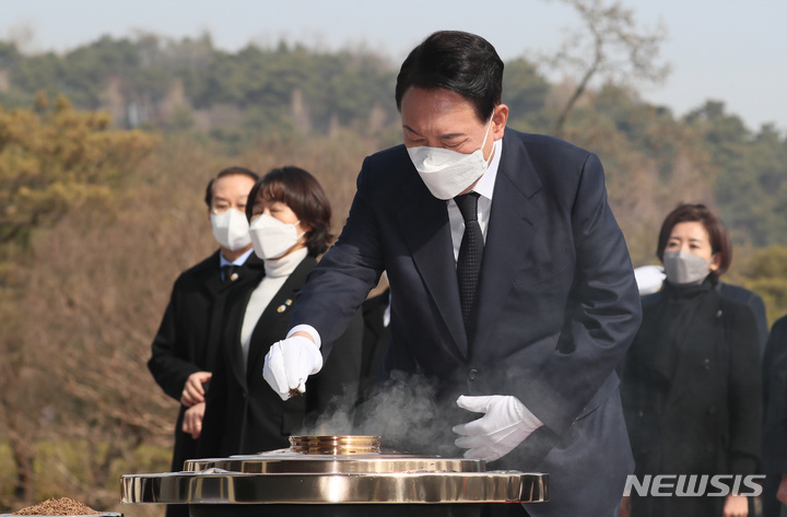 [서울=뉴시스] 국회사진기자단 = 윤석열 대통령 당선인이 10일 서울 동작구 국립서울현충원을 참배하고 있다. 2022.03.10. photo@newsis.com