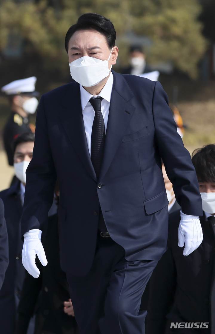 [서울=뉴시스] 국회사진기자단 = 윤석열 대통령 당선인이 10일 서울 동작구 국립서울현충원을 참배하기 위해 걸어오고 있다. 2022.03.10. photo@newsis.com
