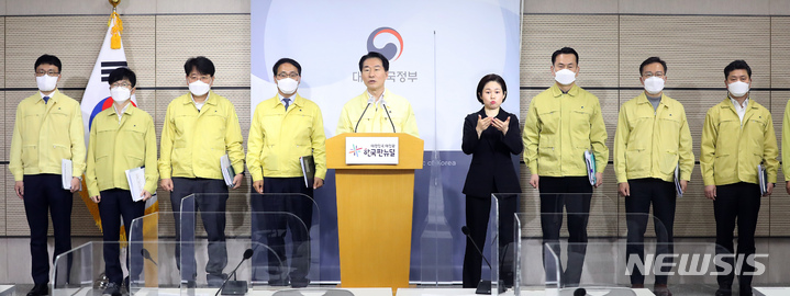 [세종=뉴시스] 강종민 기자 = 김성호 행정안전부 재난관리실장이 10일 오전 정부세종청사에서 경북·강원 동해안지역 산불피해 복구지원 정부 합동 대책을 발표하고 있다. 2022.03.10. ppkjm@newsis.com