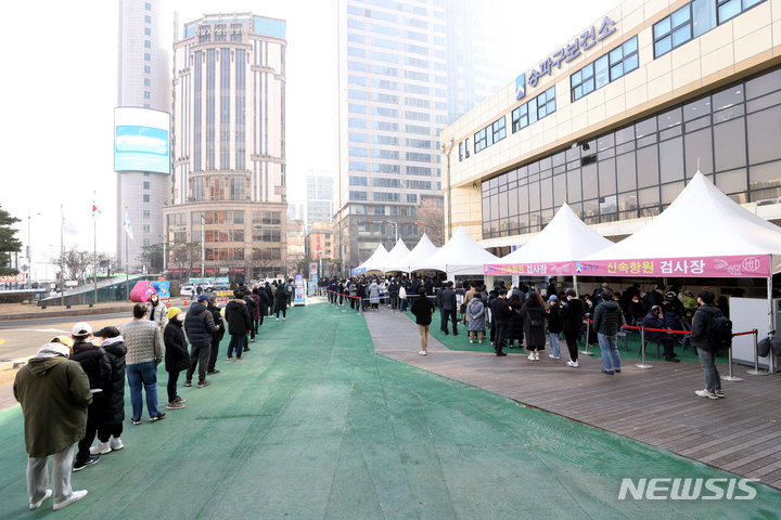 [서울=뉴시스] 김병문 기자 = 코로나19 신규 확진자가 32만7549명으로 집계된 10일 오전 서울 송파구 보건소 선별진료소에서 시민들이 검사를 받기 위해 줄을 서 있다. 2022.03.10. dadazon@newsis.com