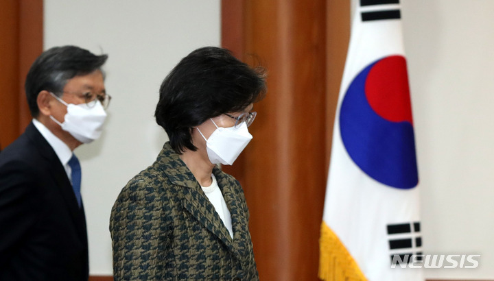 [과천=뉴시스] 추상철 기자 = 노정희 중앙선거관리위원장이 10일 오전 경기 과천시 중앙선거관리위원회에서 열린 대통령 당선증 교부식에 참석하고 있다. 2022.03.10. scchoo@newsis.com