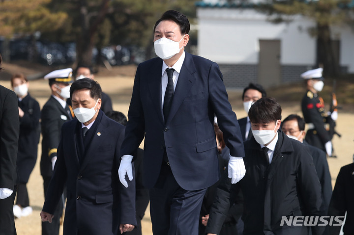 [서울=뉴시스] 국회사진기자단 = 윤석열 대통령 당선인이 10일 서울 동작구 국립서울현충원 현충탑을 찾아 참배하고 있다. 2022.03.10. photo@newsis.com