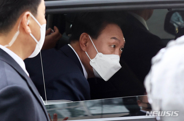 [서울=뉴시스] 고범준 기자 = 윤석열 제20대 대통령 당선인이 당선 후 첫 공식 일정으로 국립서울현충원 참배를 위해 10일 오전 서울 서초구 자택을 나서고 있다. 2022.03.10. bjko@newsis.com