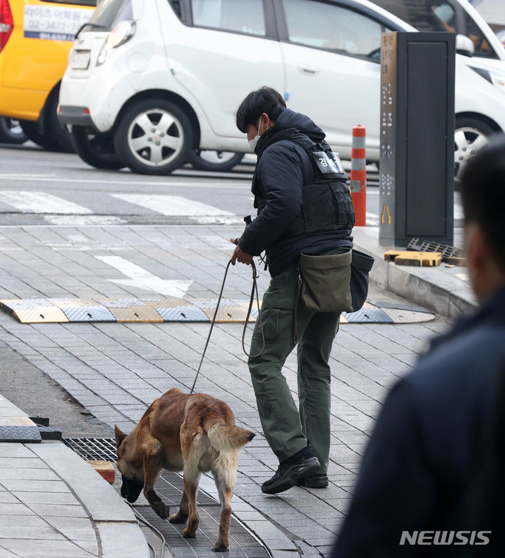 [서울=뉴시스] 고범준 기자 = 윤석열 제20대 대통령 당선인이 당선 후 첫 공식 일정으로 국립서울현충원 참배를 앞둔 10일 오전 서울 서초구 윤 당선인 자택 앞에서 경찰특공대가 수색견과 함께 수색하고 있다. 2022.03.10. bjko@newsis.com