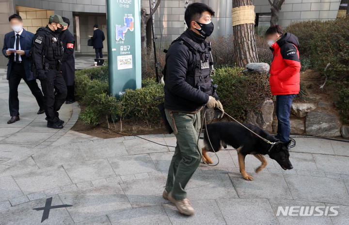 [서울=뉴시스] 고범준 기자 = 윤석열 제20대 대통령 당선인이 당선 후 첫 공식 일정으로 국립서울현충원 참배를 앞둔 10일 오전 서울 서초구 윤 당선인 자택 앞에서 경찰특공대가 수색견과 함께 수색하고 있다. 2022.03.10. bjko@newsis.com