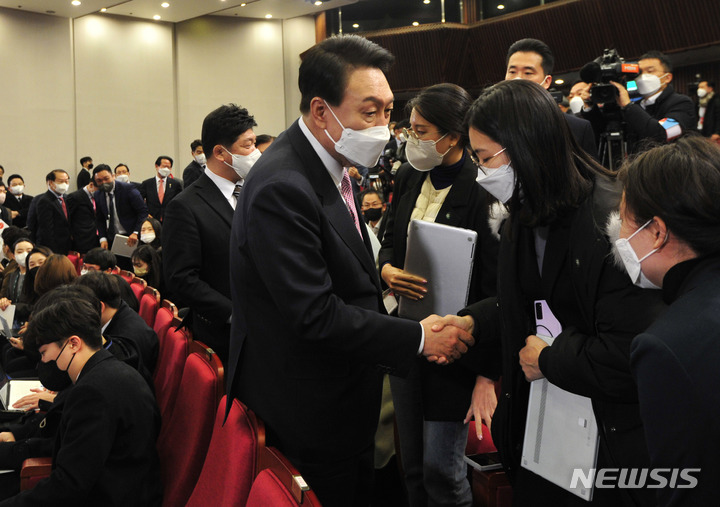 [서울=뉴시스] 김선웅 기자 = 윤석열 20대 대통령 당선인이 10일 오전 서울 여의도 국회에서 당선인사 기자회견을 마친 후 취재진과 인사를 나누고 있다. (공동취재사진) 2022.03.10. photo@newsis.com