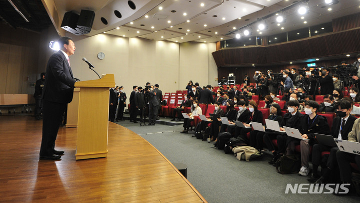 [서울=뉴시스] 김선웅 기자 = 윤석열 20대 대통령 당선인이 10일 오전 서울 여의도 국회에서 당선인사 기자회견을 하고 있다. (공동취재사진) 2022.03.10. photo@newsis.com
