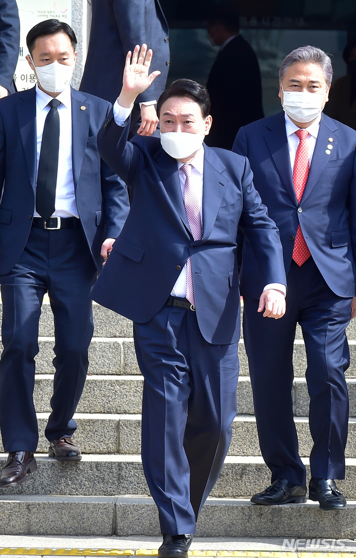 [서울=뉴시스] 김선웅 기자 = 윤석열 20대 대통령 당선인이 10일 오전 서울 여의도 국회에서 당선인사 기자회견을 마친 뒤 국민의힘 당사로 이동하고 있다. (공동취재사진) 2022.03.10. photo@newsis.com