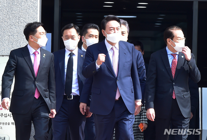 [서울=뉴시스] 김선웅 기자 = 윤석열 20대 대통령 당선인이 10일 오전 서울 여의도 국회에서 당선인사 기자회견을 마친 뒤 국민의힘 당사로 이동하고 있다. (공동취재사진) 2022.03.10. photo@newsis.com