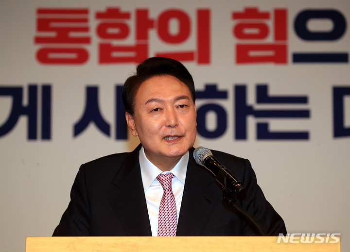 [서울=뉴시스] 김선웅 기자 = 윤석열 20대 대통령 당선인이 10일 오전 서울 여의도 국회에서 당선인사 기자회견을 하고 있다. (공동취재사진) 2022.03.10. photo@newsis.com