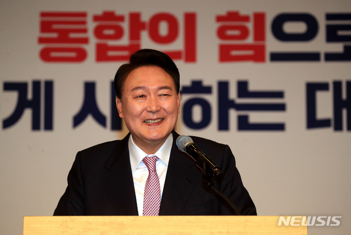 [서울=뉴시스] 김선웅 기자 = 윤석열 20대 대통령 당선인이 10일 오전 서울 여의도 국회에서 당선인사 기자회견을 하고 있다. (공동취재사진) 2022.03.10. photo@newsis.com