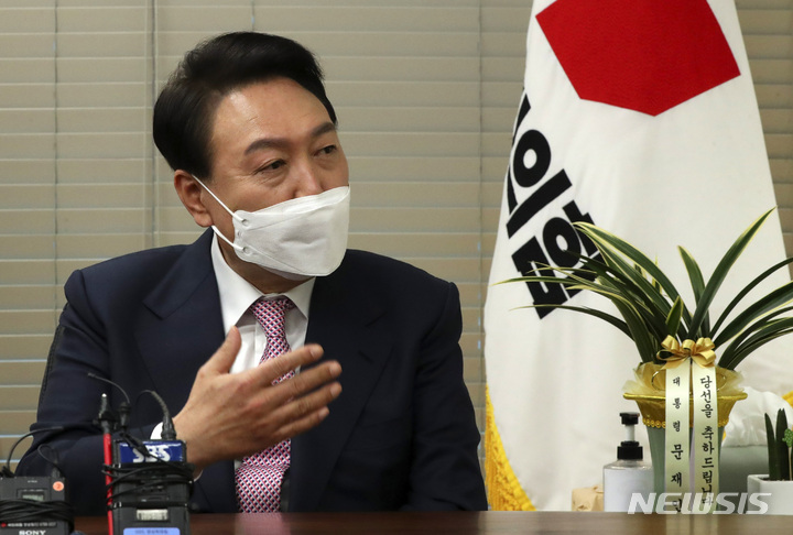 [서울=뉴시스] 최진석 기자 = 윤석열 대통령 당선인이 10일 오후 서울 여의도 국민의힘 당사에서 유영민 대통령 비서실장과 이철희 정무수석을 접견 하고 있다. 이날 유 비서실장은 윤 당선인에게 문재인 대통령의 축하난을 전달했다. 2022.03.10. myjs@newsis.com