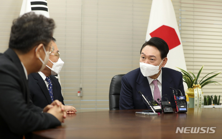 [서울=뉴시스] 최진석 기자 = 윤석열 대통령 당선인이 10일 오후 서울 여의도 국민의힘 당사에서 유영민 대통령 비서실장과 이철희 정무수석을 접견 하고 있다. 이날 유 비서실장은 윤 당선인에게 문재인 대통령의 축하난을 전달했다. 2022.03.10. myjs@newsis.com