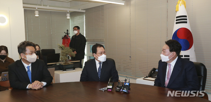 [서울=뉴시스] 최진석 기자 = 윤석열 대통령 당선인이 지난 10일 오후 서울 여의도 국민의힘 당사에서 유영민 대통령 비서실장과 이철희 정무수석을 접견 하고 있다. 이날 유 비서실장은 윤 당선인에게 문재인 대통령의 축하난을 전달했다. (공동취재사진) 2022.03.10. photo@newsis.com