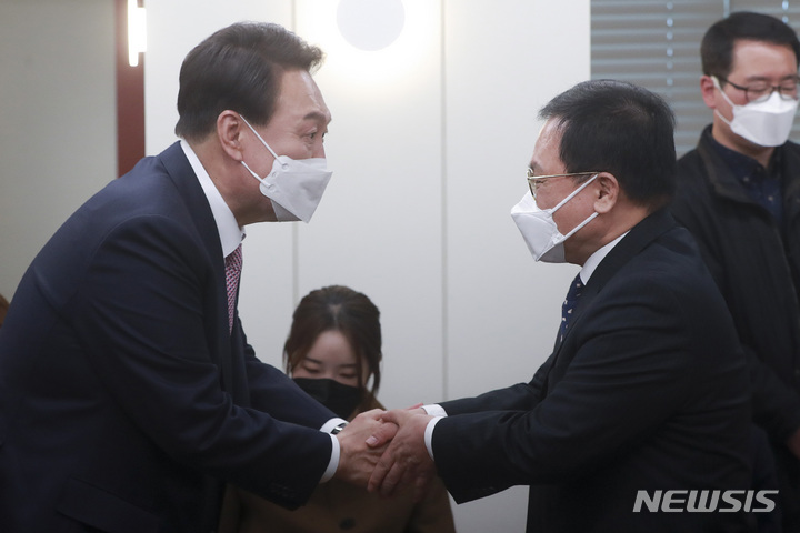 [서울=뉴시스] 최진석 기자 = 윤석열 대통령 당선인이 10일 오후 서울 여의도 국민의힘 당사에서 유영민 대통령 비서실장과 접견을 앞두고 악수를 하고 있다. 이날 유 비서실장은 윤 당선인에게 문재인 대통령의 축하난을 전달했다. (공동취재사진) 2022.03.10. photo@newsis.com