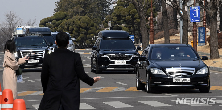 [서울=뉴시스] 김선웅 기자 = 윤석열 제20대 대통령 당선인이 탑승한 차량 행렬이 10일 서울 여의도 국회에서 국민의힘 당사로 향하고 있다. (공동취재사진) 2022.03.10. photo@newsis.com