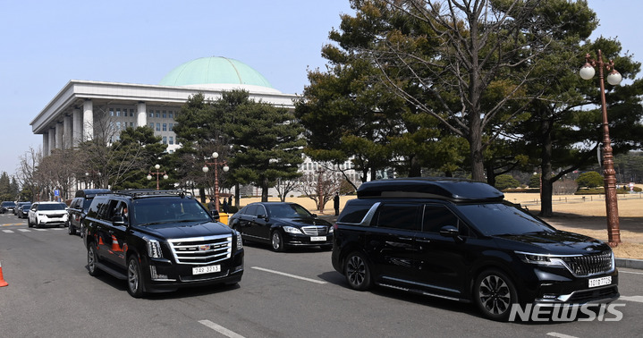 [서울=뉴시스] 김선웅 기자 = 윤석열 제20대 대통령 당선인이 탑승한 차량 행렬이 10일 서울 여의도 국회에서 국민의힘 당사로 향하고 있다. (공동취재사진) 2022.03.10. photo@newsis.com