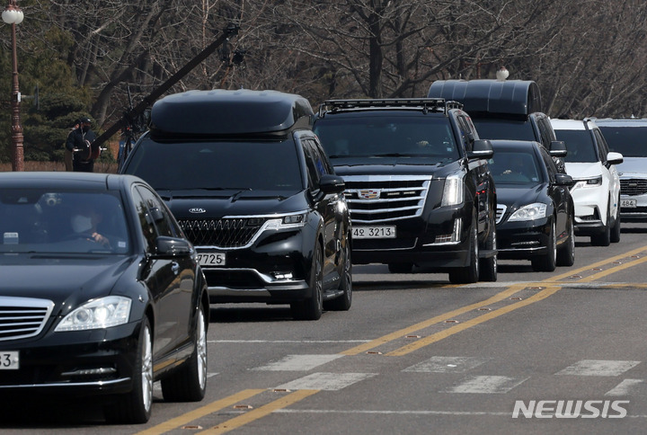 [서울=뉴시스] 김선웅 기자 = 윤석열 제20대 대통령 당선인이 탑승한 차량 행렬이 10일 서울 여의도 국회에서 국민의힘 당사로 향하고 있다. (공동취재사진) 2022.03.10. photo@newsis.com