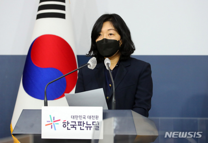 [서울=뉴시스] 배훈식 기자 = 안은주 외교부 부대변인이 10일 오후 서울 종로구 정부서울청사 별관 브리핑실에서 정례브리핑을 하고 있다. 안 부대변인은 외국으로부터의 윤석열 대통령 당선인 앞 축전을 접수하고 있다며 관련 절차에 따라 처리하고 있다고 말했다. 2022.03.10. dahora83@newsis.com